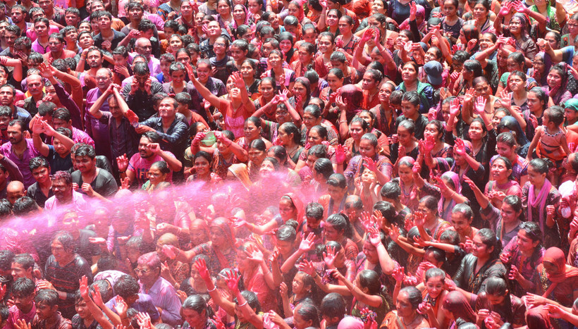 Người dân ném bột màu trong lễ hội Holi tại đền Kalupur Swaminarayan ở Ahmedabad, Ấn Độ, ngày 20/3/2019. (Ảnh: AFP/TTXVN) 