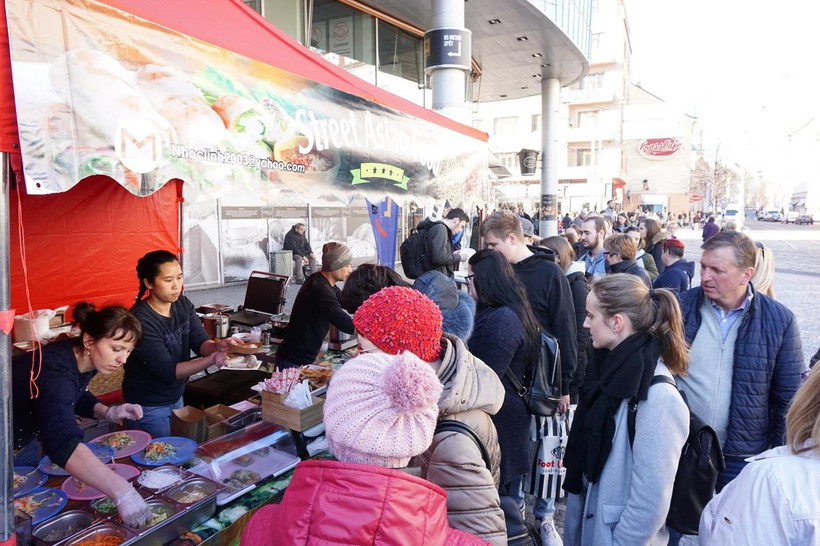 Các gian ẩm thực Việt Nam luôn thu hút du khách. (Ảnh: Hồng Kỳ/Vietnam+)