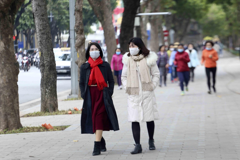 Người dân Hà Nội đeo khẩu trang phòng chống dịch COVID-19. (Ảnh: Tuấn Đức/TTXVN)