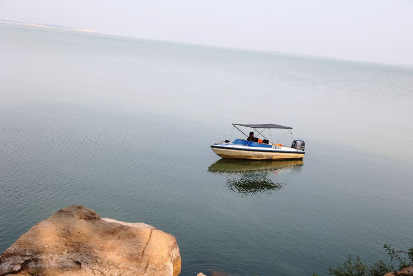 Việc kiểm tra, kiểm soát các hoạt động trên hồ Dầu Tiếng được đảm bảo. (Ảnh: Thanh Tân/TTXVN)