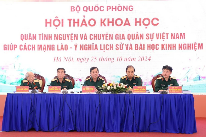 Thượng tướng, Tiến sỹ Lê Huy Vịnh, Ủy viên Trung ương Đảng, Thứ trưởng Bộ Quốc phòng và các đại biểu chủ trì hội thảo. (Ảnh: Văn Điệp/TTXVN)