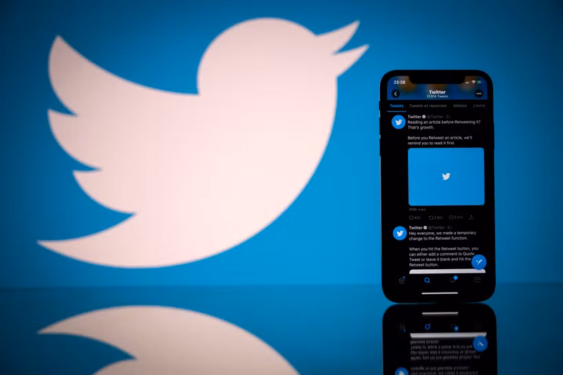 Biểu tượng Twitter trên màn hình điện thoại di động và máy tính bảng. (Ảnh: AFP/TTXVN)