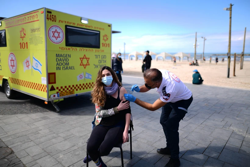 Một điểm tiêm vắcxin ngừa COVID-19 tại Tel Aviv, Israel, ngày 20/2/2021. (Ảnh: THX/TTXVN)