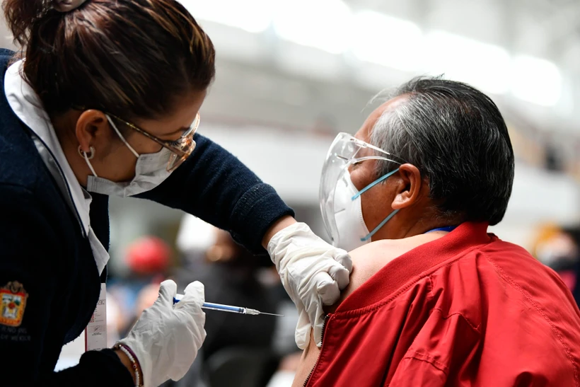 Nhân viên y tế tiêm vắcxin phòng COVID-19 cho người dân tại Ecatepec, Mexico, ngày 22/2/2021. (Ảnh: THX/TTXVN)