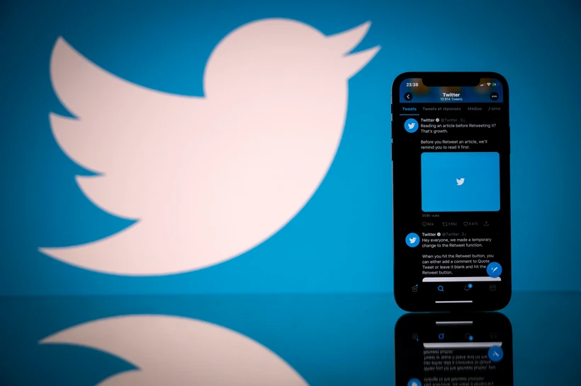 Biểu tượng Twitter trên màn hình điện thoại di động và máy tính bảng. (Ảnh: AFP/TTXVN)