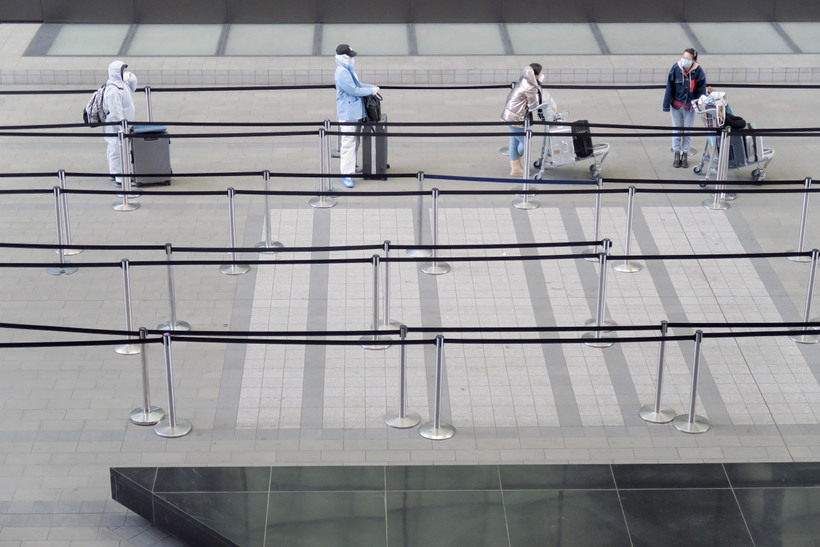 Hành khách thực hiện giãn cách xã hội phòng lây nhiễm COVID-19 tại sân bay Heathrow ở London, Anh, ngày 1/5/2020. (Ảnh: THX/TTXVN)