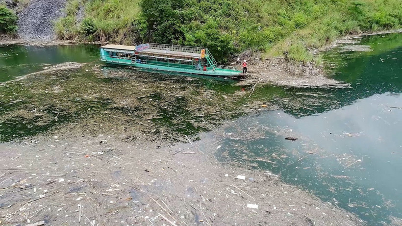 Rác tràn ngập lòng hồ Thủy điện Tuyên Quang. (Ảnh: TTXVN phát)