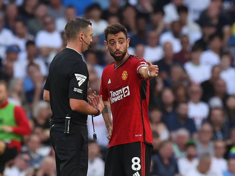 Bruno phàn nàn với trọng tài Michael Oliver trong một trận đấu của Manchester United. (Nguồn: Getty Images)