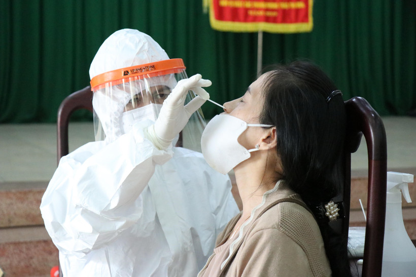Lấy mẫu xét nghiệm SARS-CoV-2. (Ảnh: Tuấn Anh/TTXVN)
