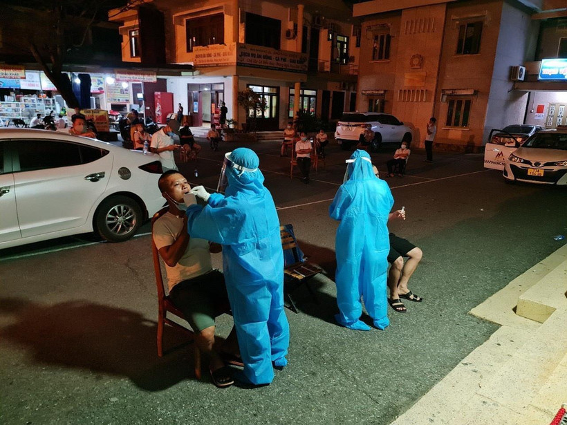 Lấy mẫu xét nghiệm cho người dân. (Ảnh: Võ Dung/TTXVN)