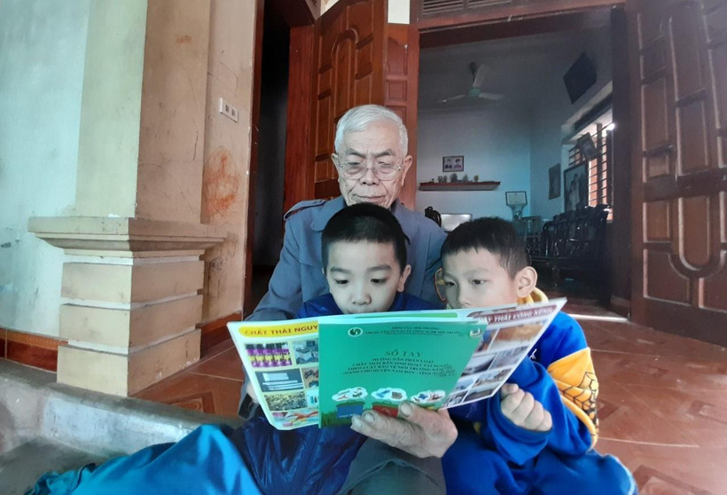 Ông Nguyễn Văn Thiện ở xóm Liên Hồng, xã Kim Liên, huyện Nam Đàn chia sẻ với các cháu về việc phân loại rác thải sinh hoạt tại nguồn. (Ảnh: HV/Vietnam+)