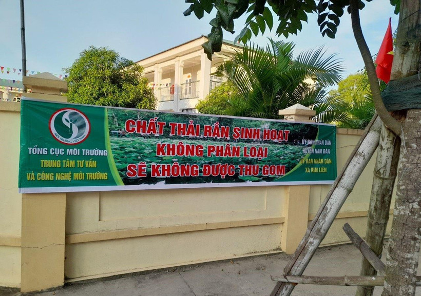 Chất thải rắn sinh hoạt không phân loại sẽ không được thu gom. (Ảnh: CTV/Vietnam+)