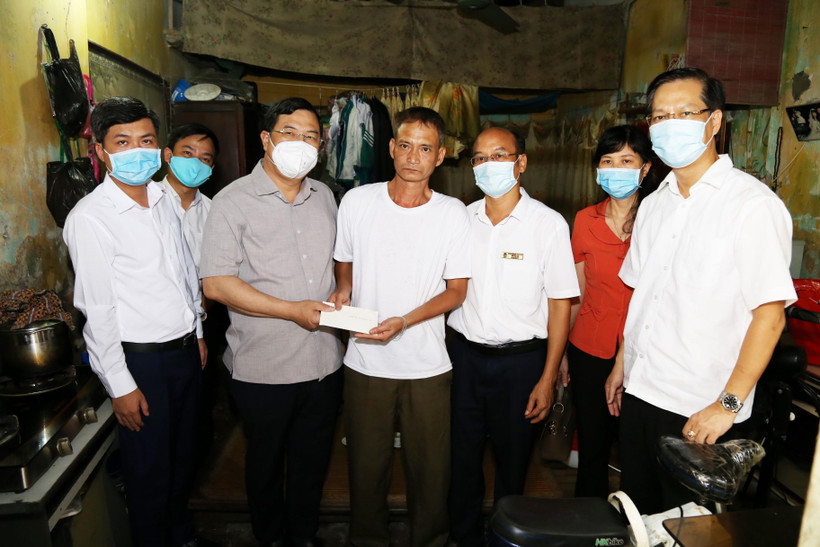 Bí thư tỉnh uỷ Nam Định Phạm Gia Túc trao quà, biểu dương hành động của anh Lương Thanh Hà. (Ảnh: Công Luật/TTXVN)