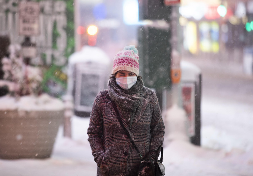 Người dân di chuyển trên đường phố tại New York, Mỹ. (Ảnh: THX/TTXVN)