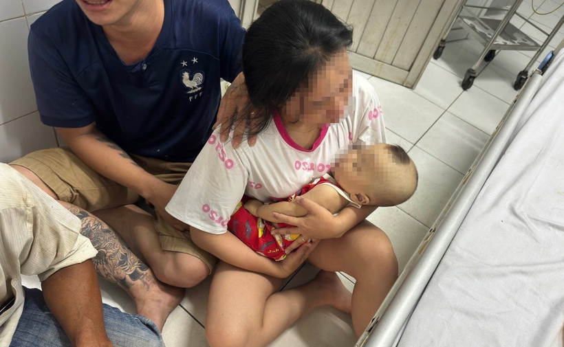 Bé trai tử vong tên N.H.T (sinh ngày 15/7/2023) và gia đình. (Ảnh: TTXVN phát)