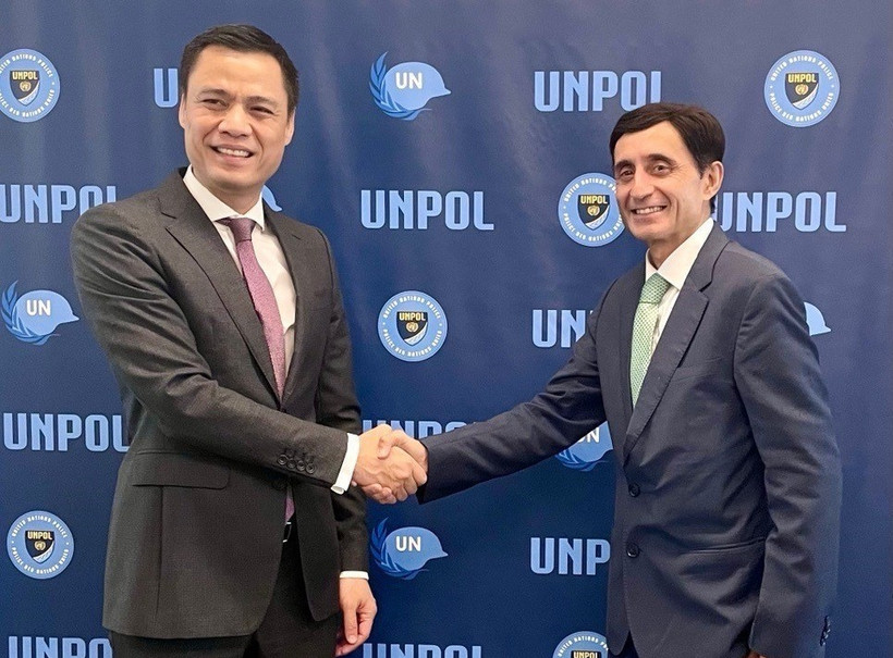 Đại sứ Đặng Hoàng Giang, Trưởng Phái đoàn Thường trực Việt Nam tại Liên hợp quốc và ông Faisal Shahkar, Cố vấn Cảnh sát Liên hợp quốc (phải). (Ảnh: TTXVN phát)