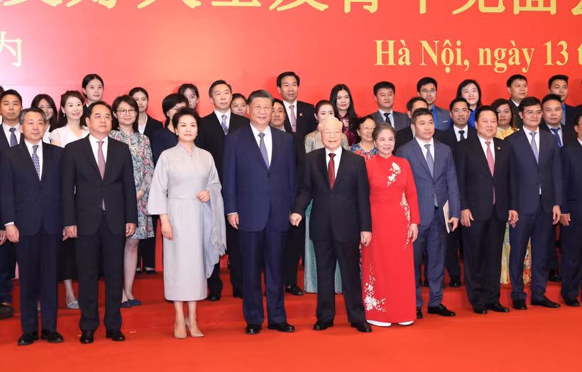 Tổng Bí thư Nguyễn Phú Trọng và Phu nhân, Tổng Bí thư, Chủ tịch nước Trung Quốc Tập Cận Bình và Phu nhân cùng các đại biểu tham dự Gặp gỡ Nhân sỹ hữu nghị và Thế hệ Trẻ Việt Nam-Trung Quốc. (Ảnh: Phương Hoa/TTXVN)
