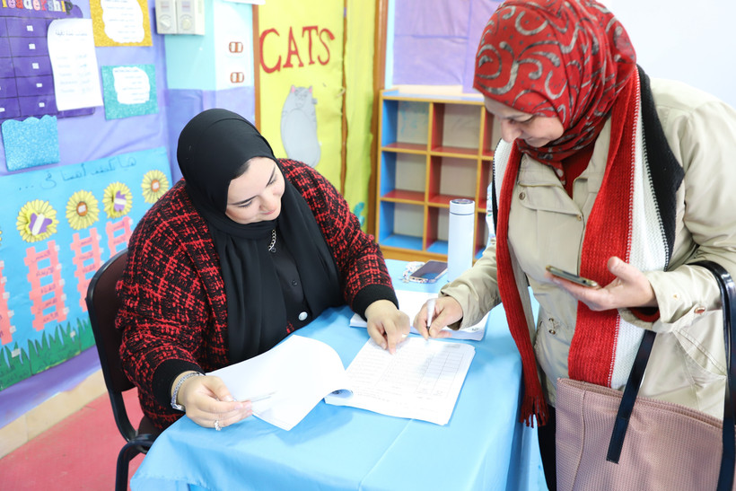 Cử tri làm thủ tục bỏ phiếu trong cuộc bầu cử tổng thống Ai Cập. (Ảnh: Nguyễn Trường/TTXVN)