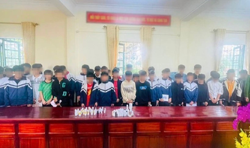 Công an xã Sơn Kim (huyện Hương Sơn, Hà Tĩnh) phát hiện 36 học sinh từ lớp 7 đến lớp 9 tại trường THCS Sơn Kim có ý định đặt mua tiền chất trên mạng để chế tạo pháo nổ. (Ảnh: TTXVN phát)