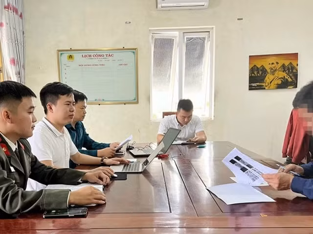 Lực lượng chức năng làm việc với 1 đối tượng (bìa phải ảnh) xúi giục, kích động người dân. (Nguồn: Báo Người Lao động)
