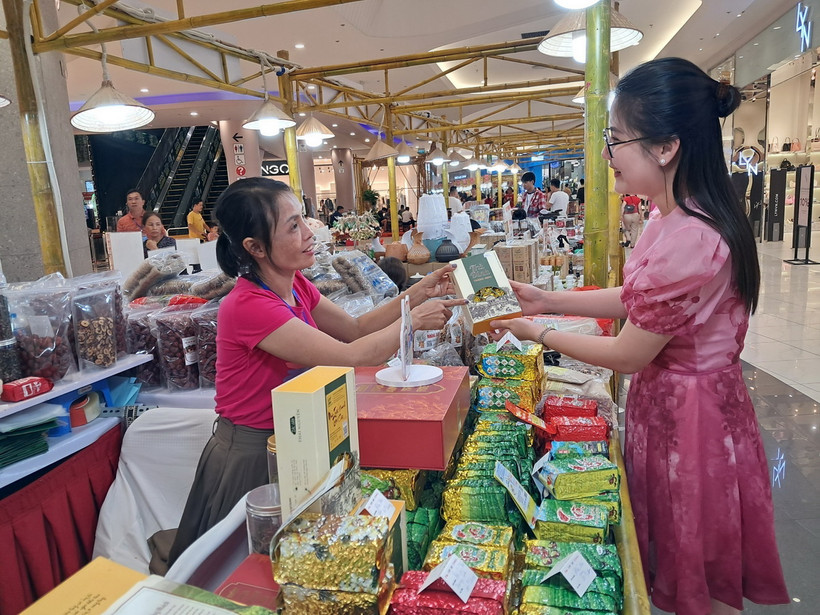 Các sản phẩm công nghiệp nông thôn tiêu biểu của các địa phương giới thiệu tại hội chợ. (Ảnh: Phương Anh/TTXVN)