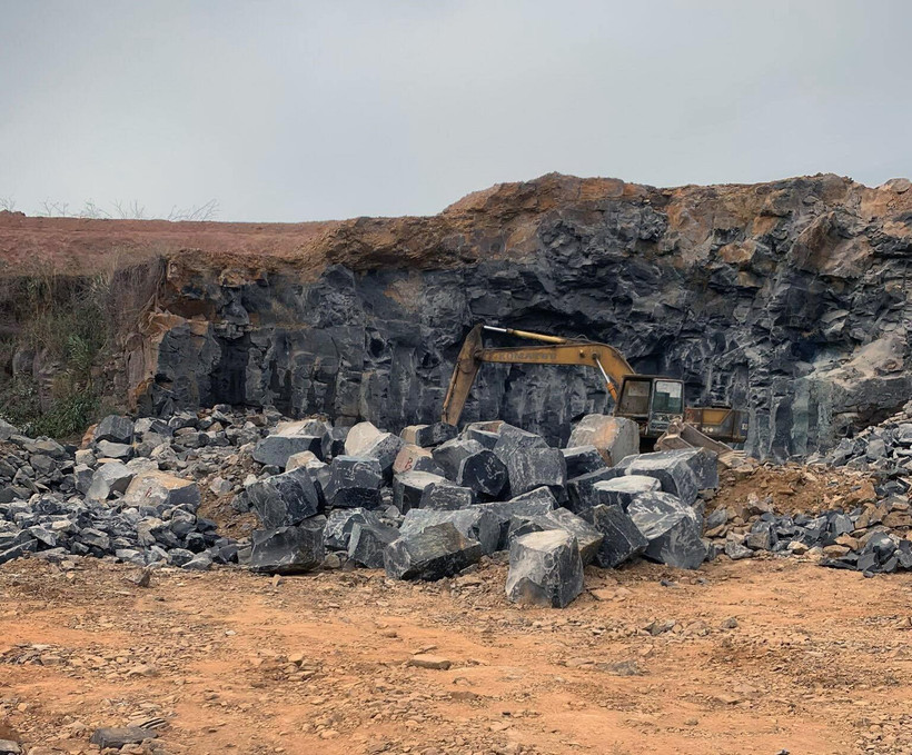 Khai thác đá bazan dạng cột, trụ trong mỏ đá thôn 13, xã Đắk Wer, huyện Đắk R’Lấp, tỉnh Đắk Nông. (Ảnh: Hưng Thịnh/TTXVN)