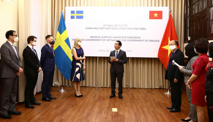 Việt Nam tặng vật tư y tế, hỗ trợ Thụy Điển chống dịch COVID-19. (Ảnh: Văn Điệp/TTXVN)