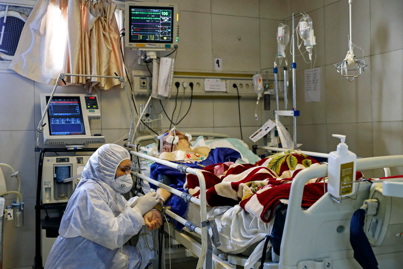 Nhân viên y tế điều trị cho bệnh nhân mắc COVID-19 tại một bệnh viện ở Tehran, Iran. (Ảnh: AFP/TTXVN)