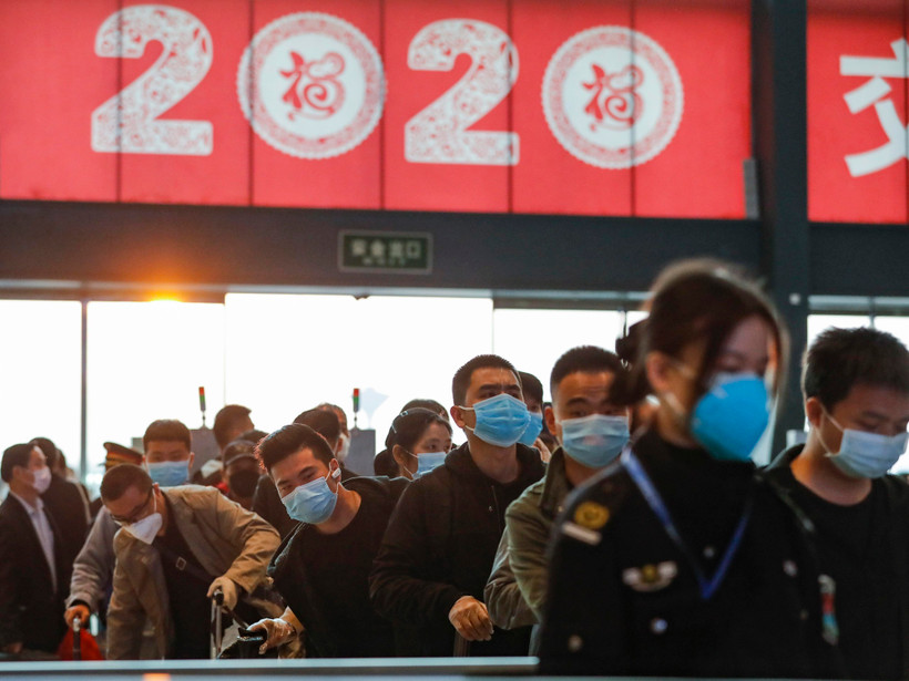 Hành khách xếp hàng chờ lên tàu hỏa tại nhà ga ở Vũ Hán, tỉnh Hồ Bắc, Trung Quốc ngày 8/4/2020 sau khi lệnh phong tỏa do dịch COVID-19 được dỡ bỏ. (Ảnh: THX/TTXVN)