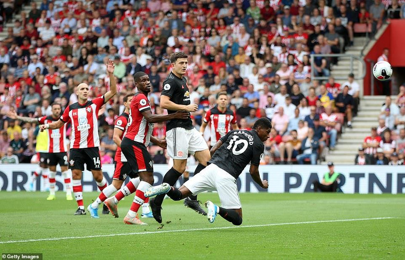 Manchester United (áo đen) và Southampton chia điểm.