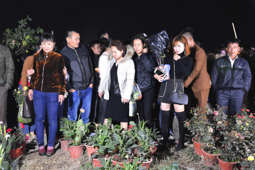 Rất đông du khách từ khắp các tỉnh thành đến chợ Viềng phủ tại huyện Vụ Bản, tỉnh Nam Định để du xuân. (Ảnh Công Luật/TTXVN)