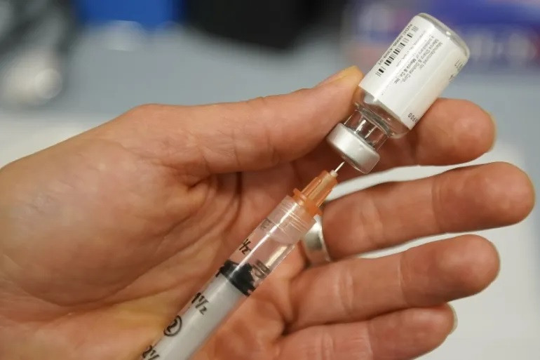 Nhân viên y tế chuẩn bị tiêm vaccine phòng dịch sởi. (Nguồn: Getty Images)