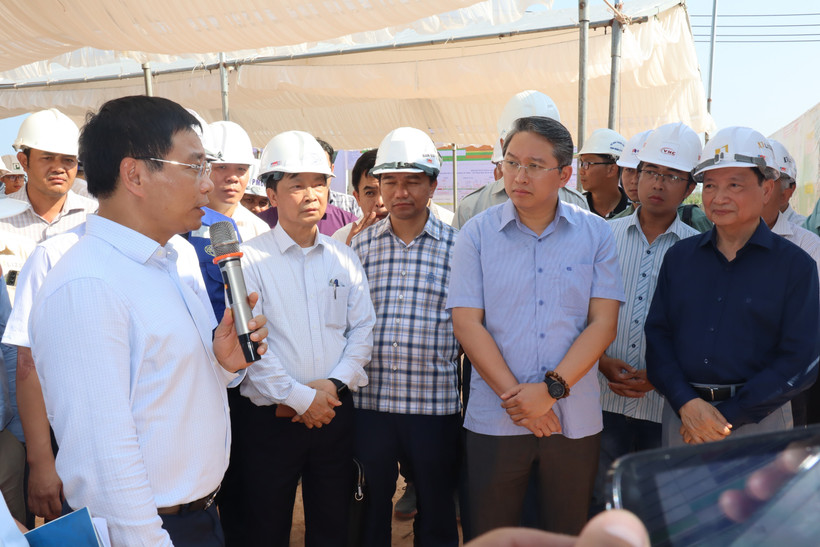 Bộ trưởng Bộ Giao thông vận tải Nguyễn Văn Thắng kiểm tra tiến độ Dự án Đường bộ cao tốc Vân Phong-Nha Trang. (Ảnh Đặng Tuấn/TTXVN)
