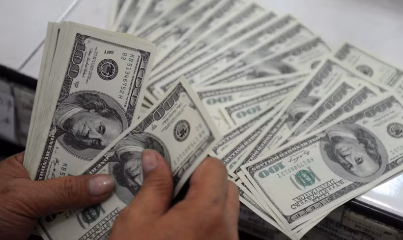 Đồng tiền mệnh giá 100USD. (Ảnh: AFP/TTXVN)
