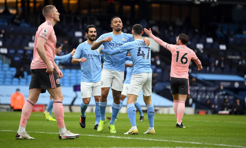 Manchester City (áo xanh) đứng vững ở ngôi đầu Premier League. (Nguồn: Daily Mail)