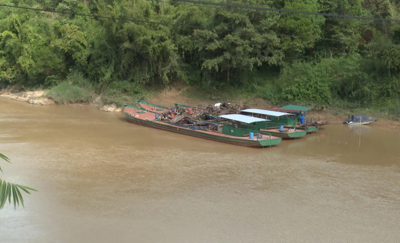 Nhiều tàu thuyền vẫn đậu dọc hai bên bờ sông Đồng Nai. (Ảnh: TTXVN phát)