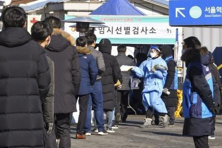 Người dân xếp hàng chờ xét nghiệm COVID-19 tại Seoul, Hàn Quốc. (Ảnh: Kyodo/ TTXVN)