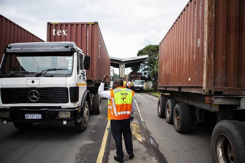 Chốt kiểm tra hàng hóa xuất nhập khẩu tại cảng biển Durban, Nam Phi. (Ảnh: Phi Hùng/TTXVN)