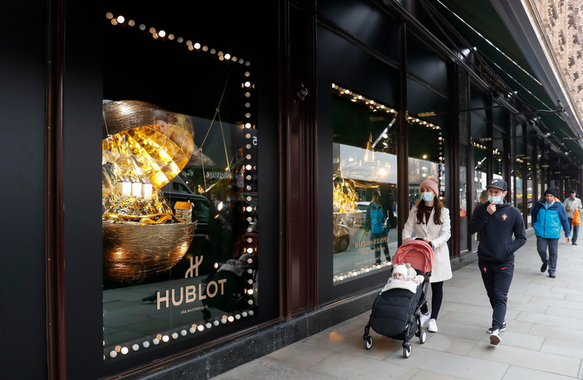 Người dân đeo khẩu trang phòng lây nhiễm COVID-19 tại London, Anh, ngày 2/12/2020. (Ảnh: THX/TTXVN)