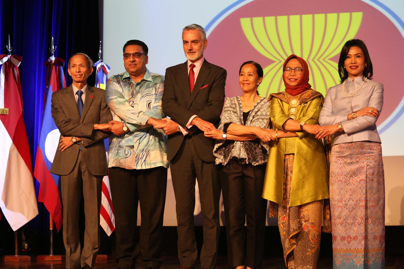 Thứ trưởng Ngoại giao Argentina Gustavo Zlauvinen và Đại sứ các nước ASEAN tại lễ kỷ niệm. (Ảnh: Hoài Nam/TTXVN)