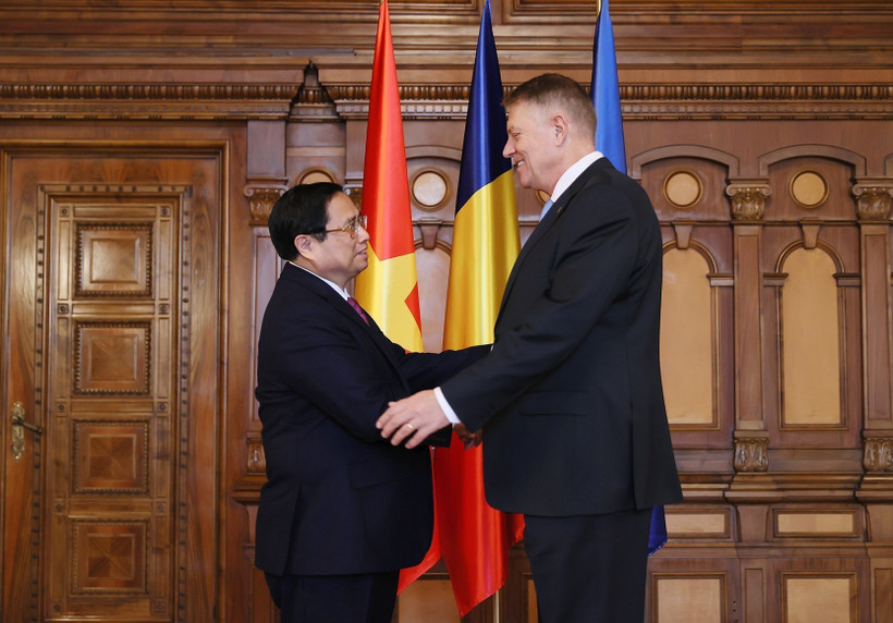 Thủ tướng Phạm Minh Chính hội kiến Tổng thống Romania Klaus Iohannis. (Ảnh: Dương Giang/TTXVN)