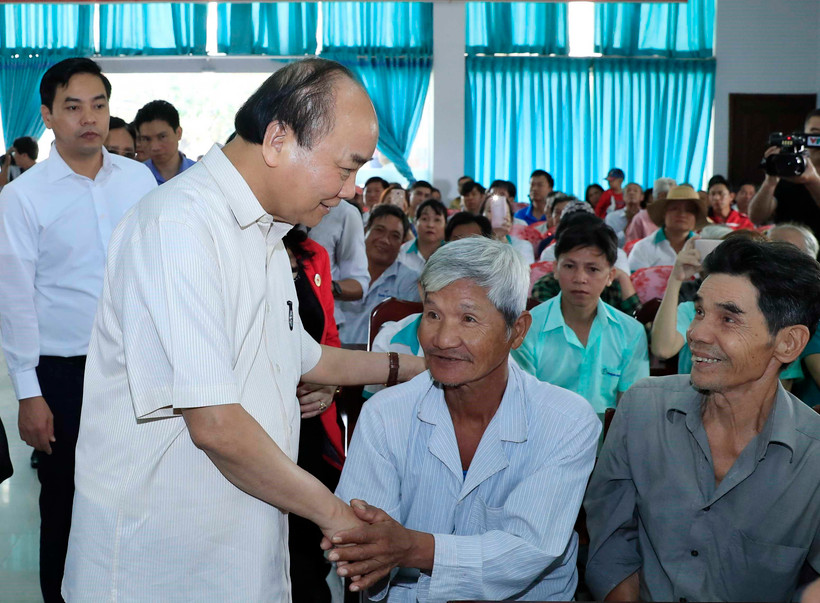 Thủ tướng Nguyễn Xuân Phúc thăm hỏi, động viên các đối tượng chính sách tỉnh Vĩnh Long. (Ảnh: Thống Nhất/TTXVN)