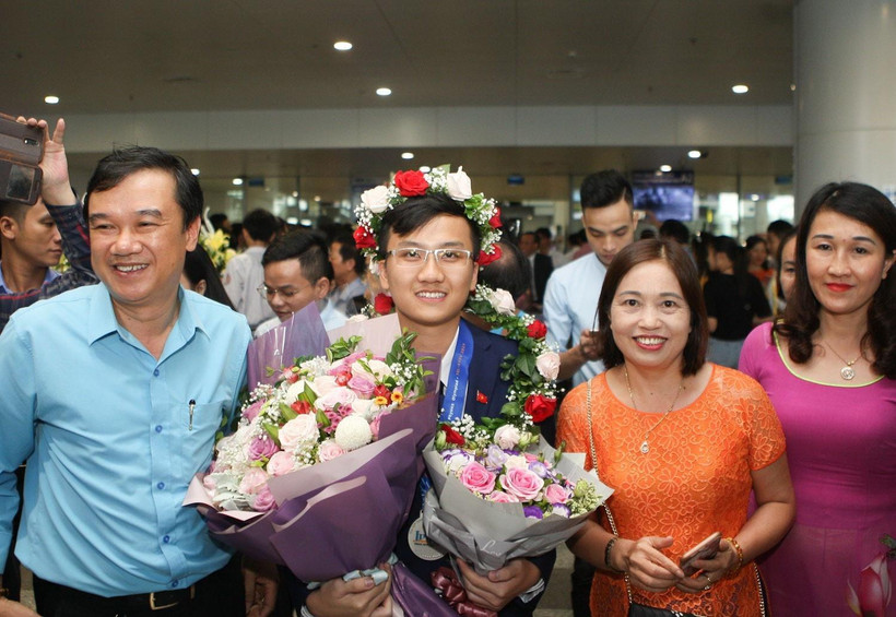 Thí sinh Trịnh Duy Hiếu, THPT chuyên Bắc Giang giành huy chương bạc. (Ảnh: Thanh Tùng/TTXVN)