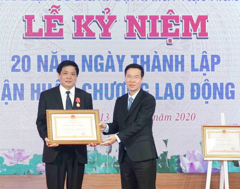 Đồng chí Võ Văn Thưởng trao Huân chương Lao động hạng Ba cho Tổng Biên tập Báo điện tử Đảng Cộng sản Việt Nam Trần Doãn Tiến. (Ảnh: Phương Hoa/TTXVN)