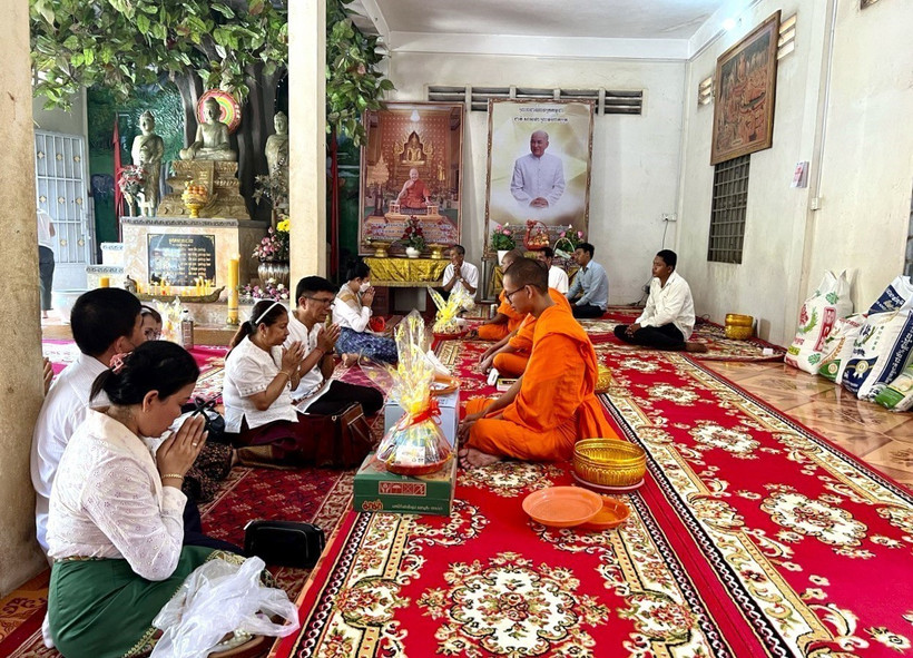 Hoạt động cúng dường chư tăng và nghe giảng pháp tại chùa Chrouy Ampil (xã Kbal Koh, quận Chbar Ompov, thủ đô Phnom Penh). Ảnh: Hoàng Minh/TTXVN)
