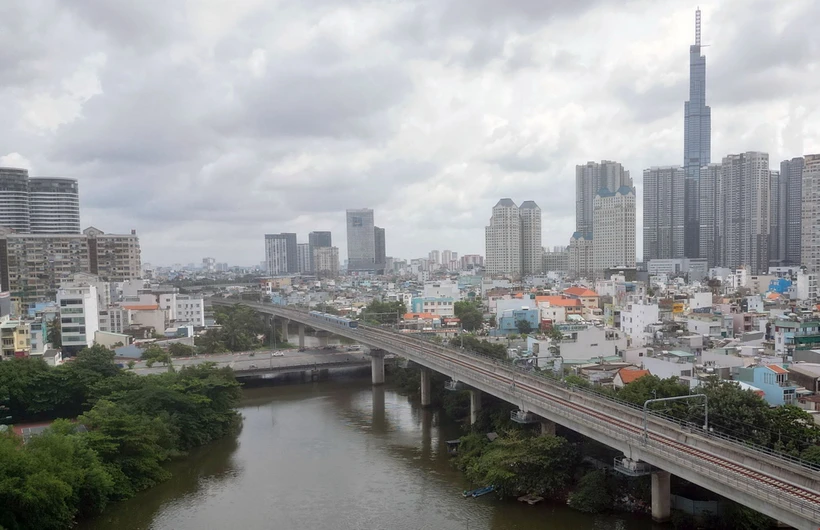 Đoàn tàu đầu tiên của tuyến Metro số 1 (Bến Thành - Suối Tiên) chạy thử nghiệm trên toàn tuyến, đoạn gần Nhà ga ngầm Ba Son, Thành phố Hồ Chí Minh. (Ảnh: Thanh Vũ/TTXVN)