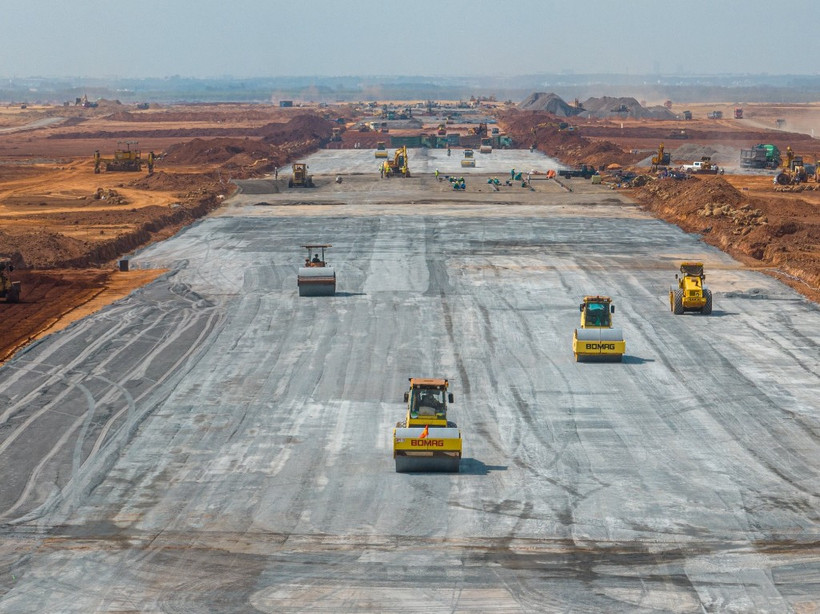 Nhà thầu thi công hạng mục nền các khu vực ưu tiên để bàn giao cho thi công kết cấu công trình chính. (Ảnh: PV/Vietnam+)