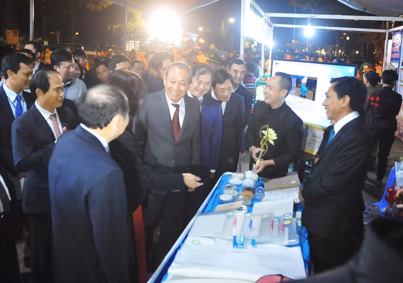 Phó Thủ tướng Trương Hòa Bình và các đại biểu tham quan các gian trưng bày tại sự kiện. (Ảnh: Dư Toán/TTXVN)