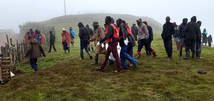 Người dân chuyển nạn nhân sau vụ sạt lở đất ở quận Tây Pokot, Kenya ngày 23/11/2019. (Ảnh: AFP/TTXVN)