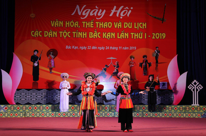 Trình diễn trang phục dân tộc trong ngày hội. (Ảnh:Vũ Hoàng Giang/TTXVN)